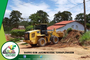 Foto - BAIRRO BOM JARDIM RECEBE TERRAPLANAGEM