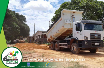 Foto - BAIRRO BOM JARDIM RECEBE TERRAPLANAGEM