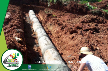 Foto - ALAGAMENTOS NA ESTRADA DE BARREIRAS RECEBEM DRENAGEM