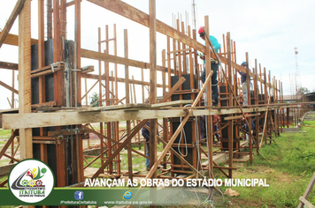 Foto - AVANÇAM AS OBRAS DO ESTÁDIO MUNICIPAL