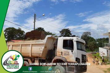 Foto - BAIRRO BOM JARDIM RECEBE TERRAPLANAGEM