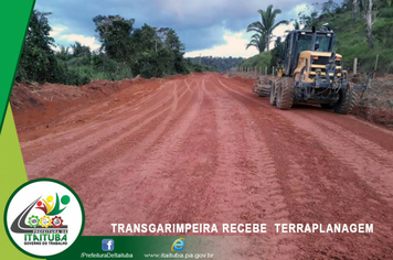 Foto - CONTINUAM OS TRABALHOS DE PATROLAMENTO E CASCALHAMENTO NA TRANSGARIMPEIRA