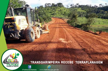 Foto - CONTINUAM OS TRABALHOS DE PATROLAMENTO E CASCALHAMENTO NA TRANSGARIMPEIRA