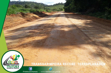 Foto - CONTINUAM OS TRABALHOS DE PATROLAMENTO E CASCALHAMENTO NA TRANSGARIMPEIRA
