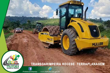 Foto - CONTINUAM OS TRABALHOS DE PATROLAMENTO E CASCALHAMENTO NA TRANSGARIMPEIRA