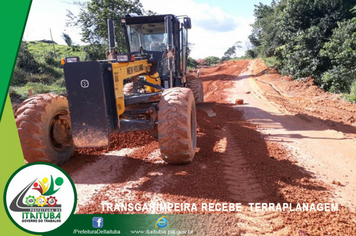 Foto - CONTINUAM OS TRABALHOS DE PATROLAMENTO E CASCALHAMENTO NA TRANSGARIMPEIRA