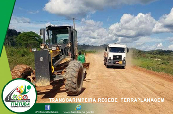 Foto - CONTINUAM OS TRABALHOS DE PATROLAMENTO E CASCALHAMENTO NA TRANSGARIMPEIRA