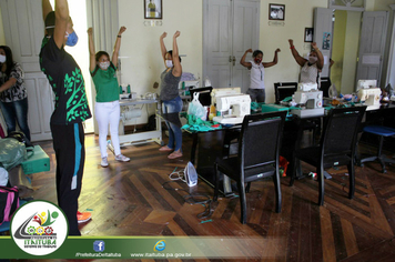 Foto - COSTUREIRAS RECEBEM AULA DE ALONGAMENTO