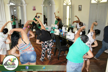 Foto - COSTUREIRAS RECEBEM AULA DE ALONGAMENTO