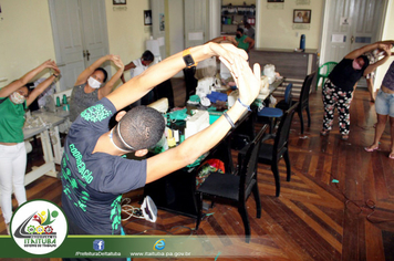 Foto - COSTUREIRAS RECEBEM AULA DE ALONGAMENTO