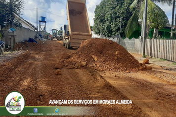 Foto - DISTRITO DE MORAES ALMEIDA CONTINUA RECEBENDO ENCASCALHAMENTO NAS VIAS PÚBLICAS