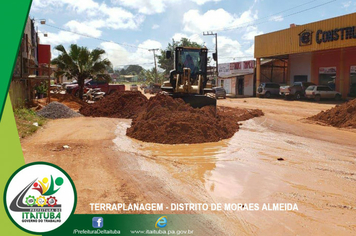 Foto - DISTRITO DE MORAES ALMEIDA RECEBE TERRAPLANAGEM