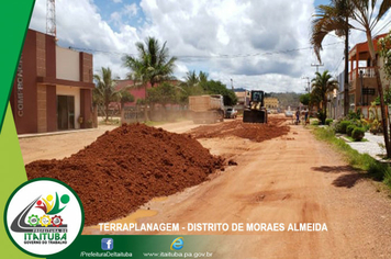 Foto - DISTRITO DE MORAES ALMEIDA RECEBE TERRAPLANAGEM
