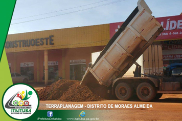 Foto - DISTRITO DE MORAES ALMEIDA RECEBE TERRAPLANAGEM