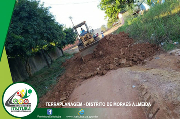 Foto - DISTRITO DE MORAES ALMEIDA RECEBE TERRAPLANAGEM