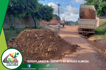 Foto - DISTRITO DE MORAES ALMEIDA RECEBE TERRAPLANAGEM