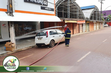 Foto - EM PROTEÇÃO A POPULAÇÃO SEMSA REALIZA AÇÃO DESINFECÇÃO NA CIDADE CONTRA O CORONAVÍRUS