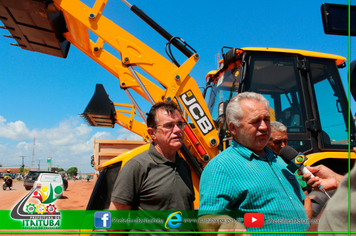 Foto - ENTREGA DE MAQUINÁRIOS RETROESCAVADEIRAS