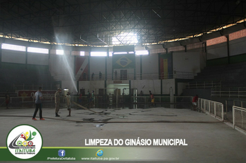 Foto - GINÁSIO MUNICIPAL RECEBE LAVAGEM NAS ESTRUTURAS INTERNAS