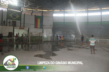 Foto - GINÁSIO MUNICIPAL RECEBE LAVAGEM NAS ESTRUTURAS INTERNAS