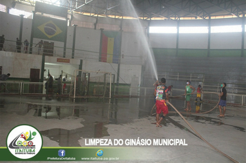 Foto - GINÁSIO MUNICIPAL RECEBE LAVAGEM NAS ESTRUTURAS INTERNAS