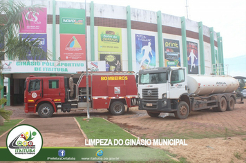 Foto - GINÁSIO MUNICIPAL RECEBE LAVAGEM NAS ESTRUTURAS INTERNAS