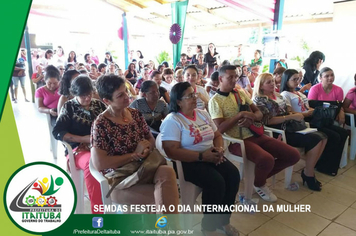 Foto - MULHERES FESTEJA O DIA INTERNACIONAL DA MULHER