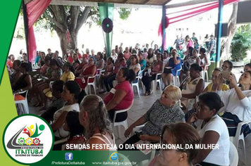 Foto - MULHERES FESTEJA O DIA INTERNACIONAL DA MULHER