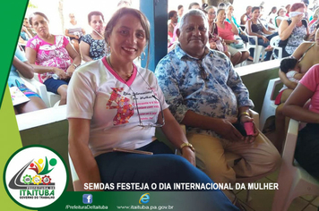 Foto - MULHERES FESTEJA O DIA INTERNACIONAL DA MULHER
