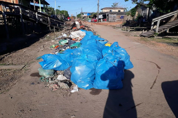 Foto - MUTIRÃO DE LIMPEZA NA RUA VILA CAÇULA RETIRA GRANDE QUANTIDADE DE LIXO