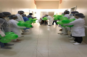 Foto - PACIENTES INTERNADOS NA UPA POR COVID-19 RECEBEM ALTA