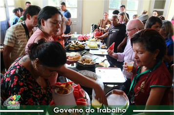 Foto - PREFEITO RECEBE HOMENAGEM
