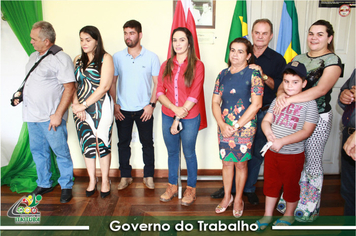 Foto - PREFEITO RECEBE HOMENAGEM