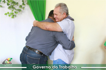 Foto - PREFEITO RECEBE HOMENAGEM
