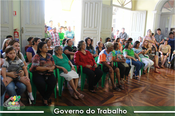 Foto - PREFEITO RECEBE HOMENAGEM