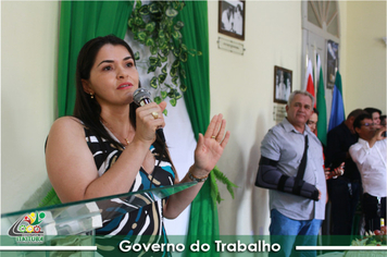 Foto - PREFEITO RECEBE HOMENAGEM