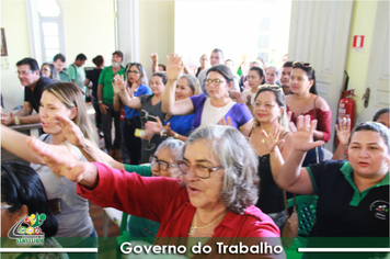 Foto - PREFEITO RECEBE HOMENAGEM