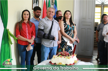 Foto - PREFEITO RECEBE HOMENAGEM