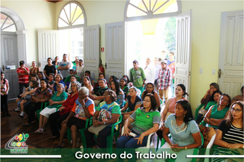Foto - PREFEITO RECEBE HOMENAGEM