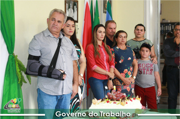 Foto - PREFEITO RECEBE HOMENAGEM