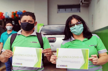 Foto - SEMED: SERVIDORES VENCERAM O COVID