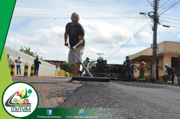 Foto - TRAVESSA RAIMUNDO PRETO COMEÇA A RECEBER CAMADA ASFÁLTICA