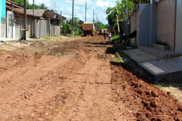 Foto - VIAS DO BAIRRO VITÓRIA RECEBEM TERRAPLENAGEM