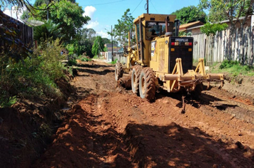 Foto - VIAS DO BAIRRO VITÓRIA RECEBEM TERRAPLENAGEM