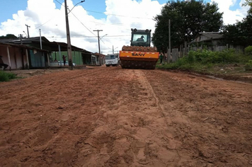 Foto - VIAS DO BAIRRO VITÓRIA RECEBEM TERRAPLENAGEM