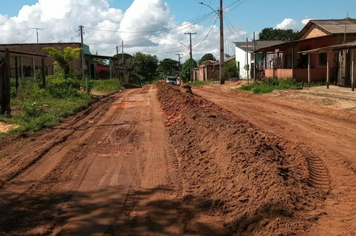 Foto - VIAS DO BAIRRO VITÓRIA RECEBEM TERRAPLENAGEM