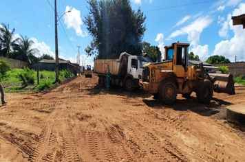 Foto - VIAS DO BAIRRO VITÓRIA RECEBEM TERRAPLENAGEM