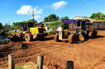 Foto - VIAS DO BAIRRO VITÓRIA RECEBEM TERRAPLENAGEM