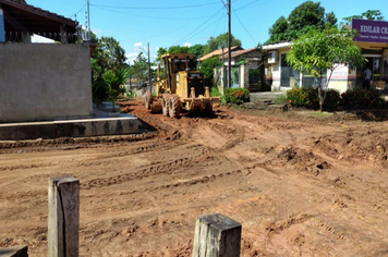 Foto - VIAS DO BAIRRO VITÓRIA RECEBEM TERRAPLENAGEM