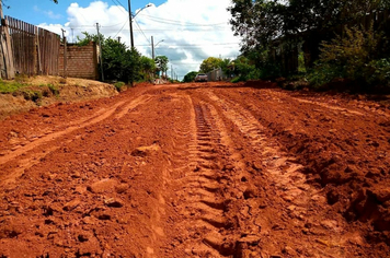 Foto - VIAS DO BAIRRO VITÓRIA RECEBEM TERRAPLENAGEM